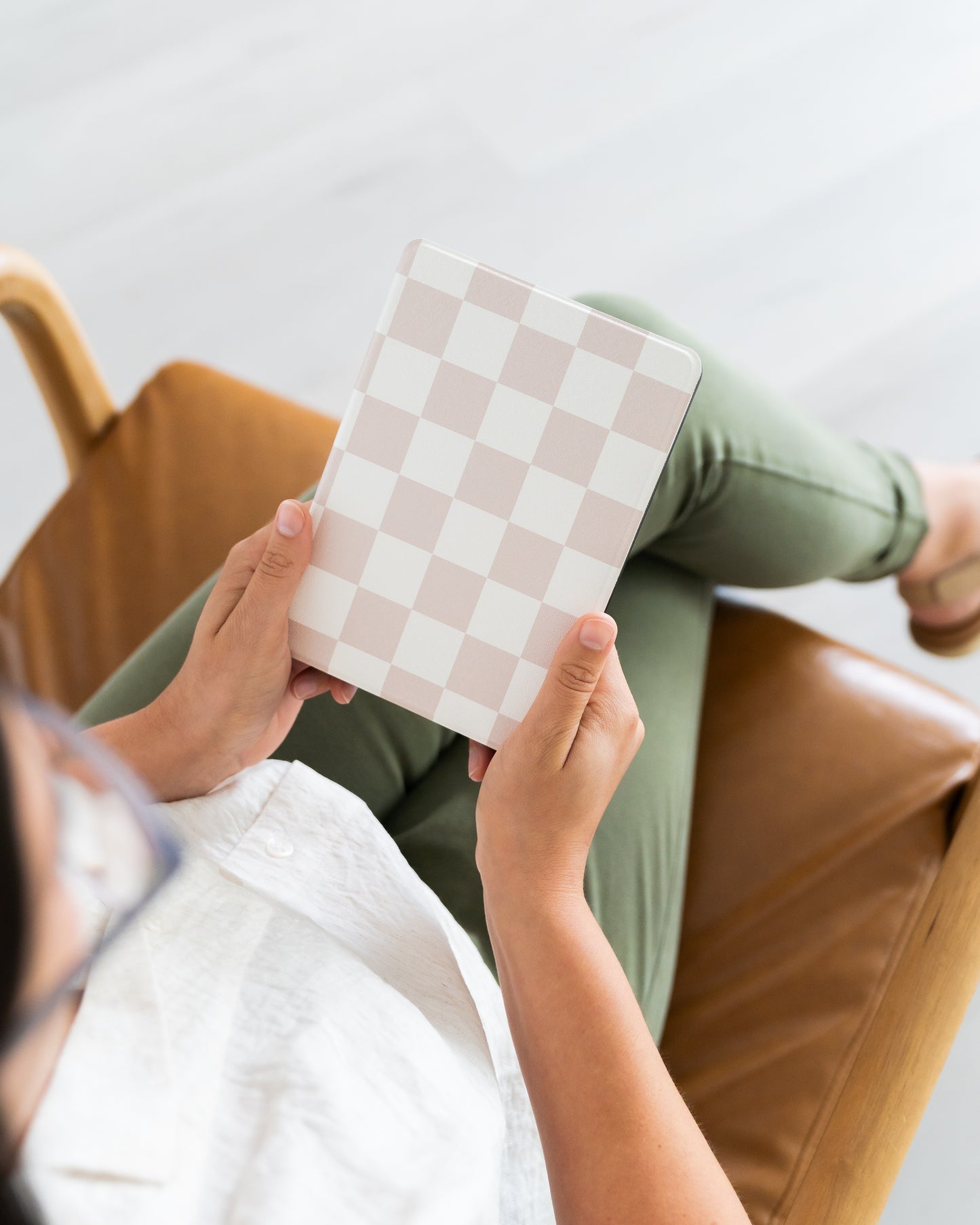 Kindle Case Clear & Printed Back with Hand Strap – Transparent Protective E-Reader Cover, Slim Lightweight Kindle Case