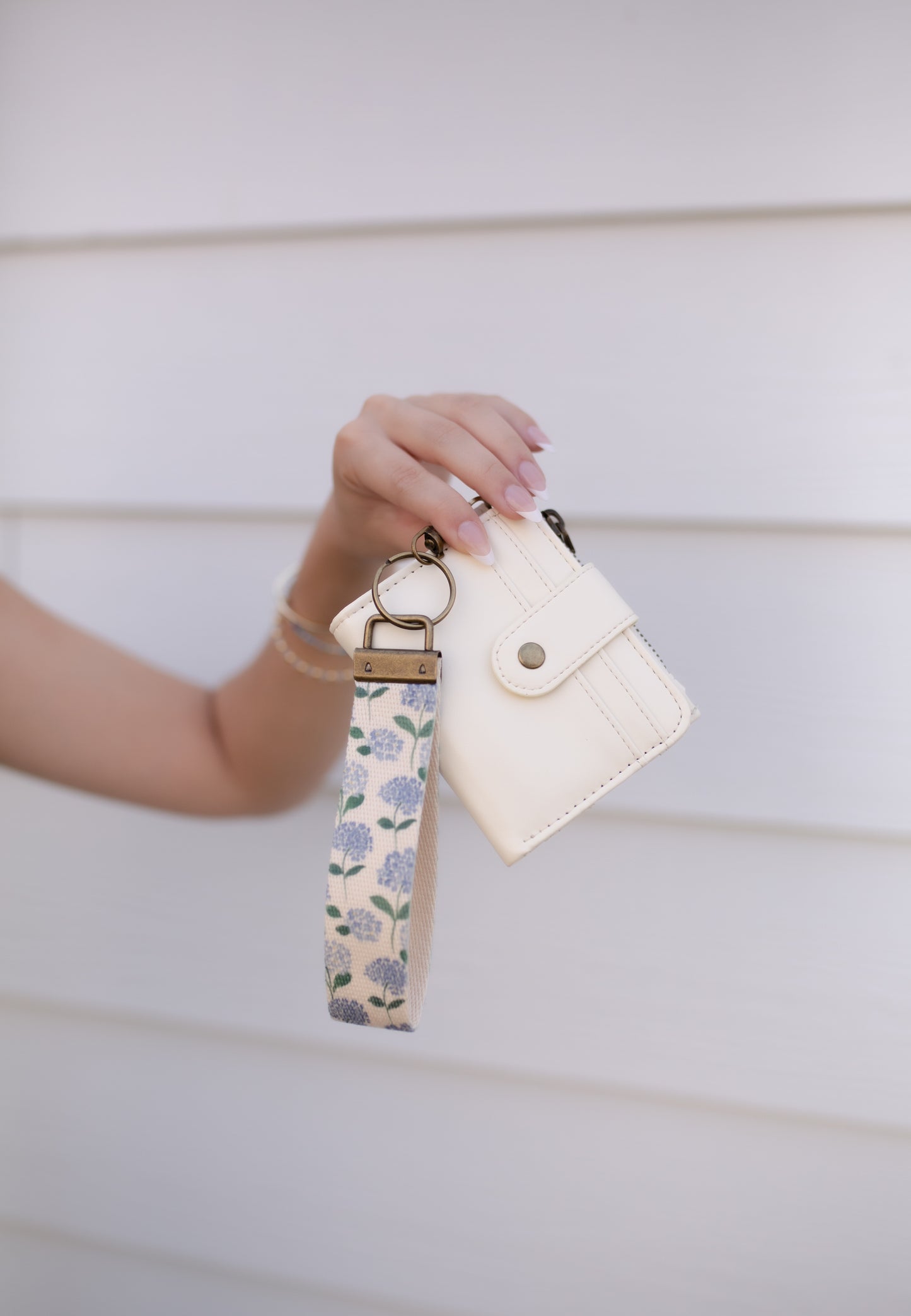 Bifold Keychain Wallet with Wrist Lanyard, Faux Leather Compact Card Holder, Stylish Keychain Wallet for Women