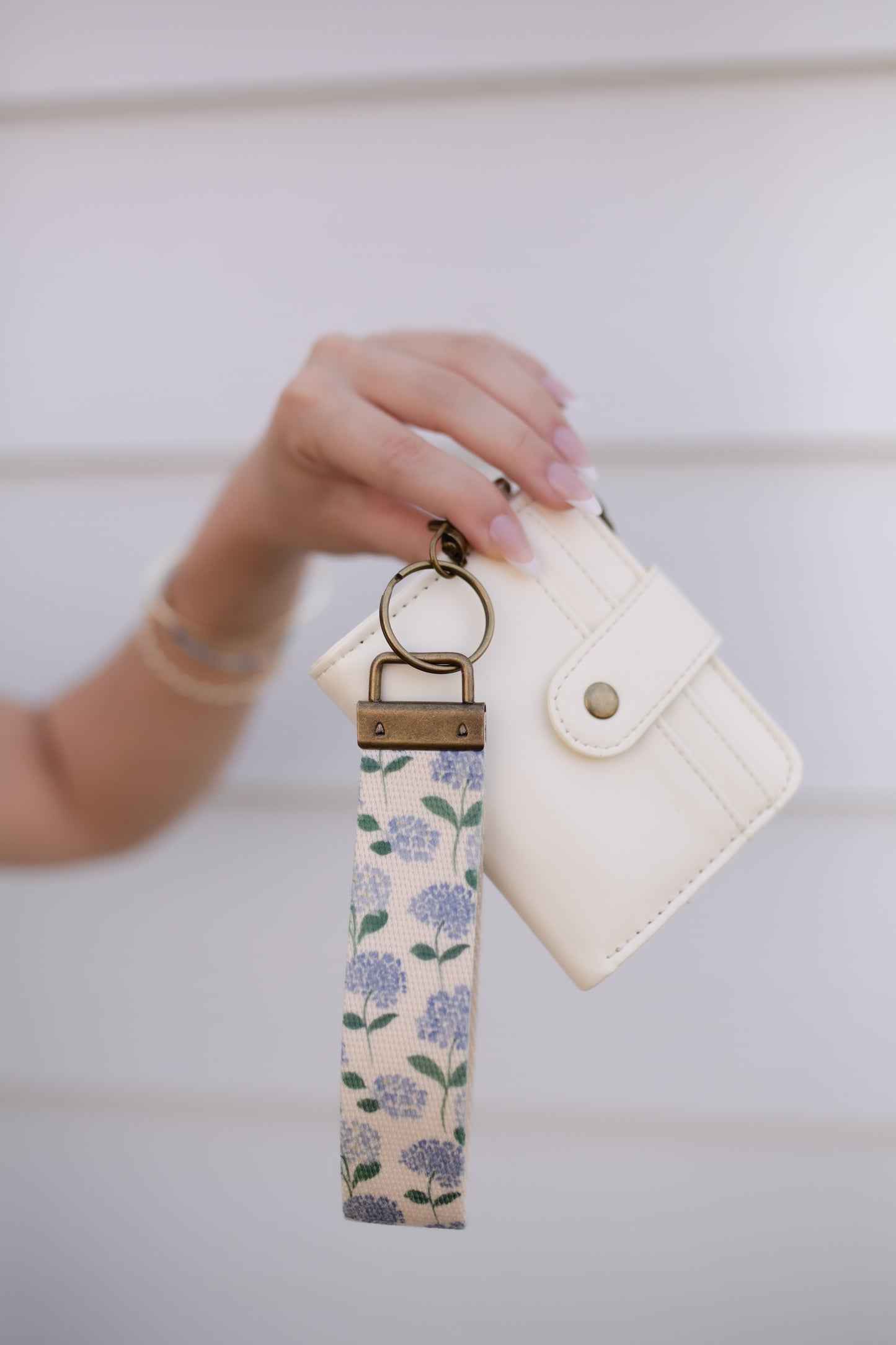 Bifold Keychain Wallet with Wrist Lanyard, Faux Leather Compact Card Holder, Stylish Keychain Wallet for Women